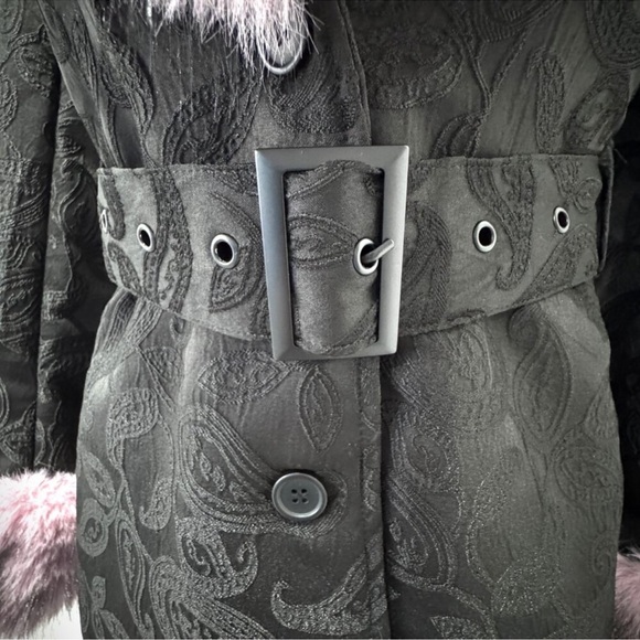 Sugar Thrillz Dolls Kill ‘REGAL PRESENCE’ Black Brocade Pink Fur Coat NWT L - Picture 6 of 7
